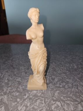 Classic Venus Bust Sculpture in Ivory-Style Finish
